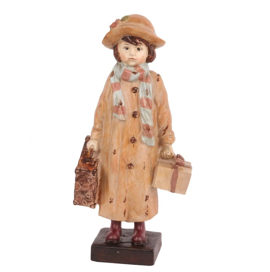 Polyresinová dekorácia stojaceho dievčatka v dlhom kabáte s klobúčikom na podstavci 27 x 13,5 x 8,5 cm 44356 - obrázok 1