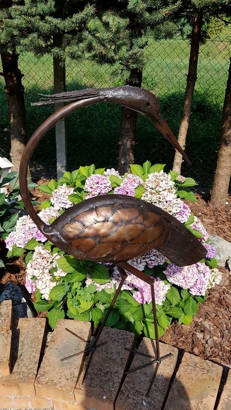 Kovový ručne vyrábaný vták ako volavka obrátená s hlavou otočenou 110 cm 24867 - obrázok 1