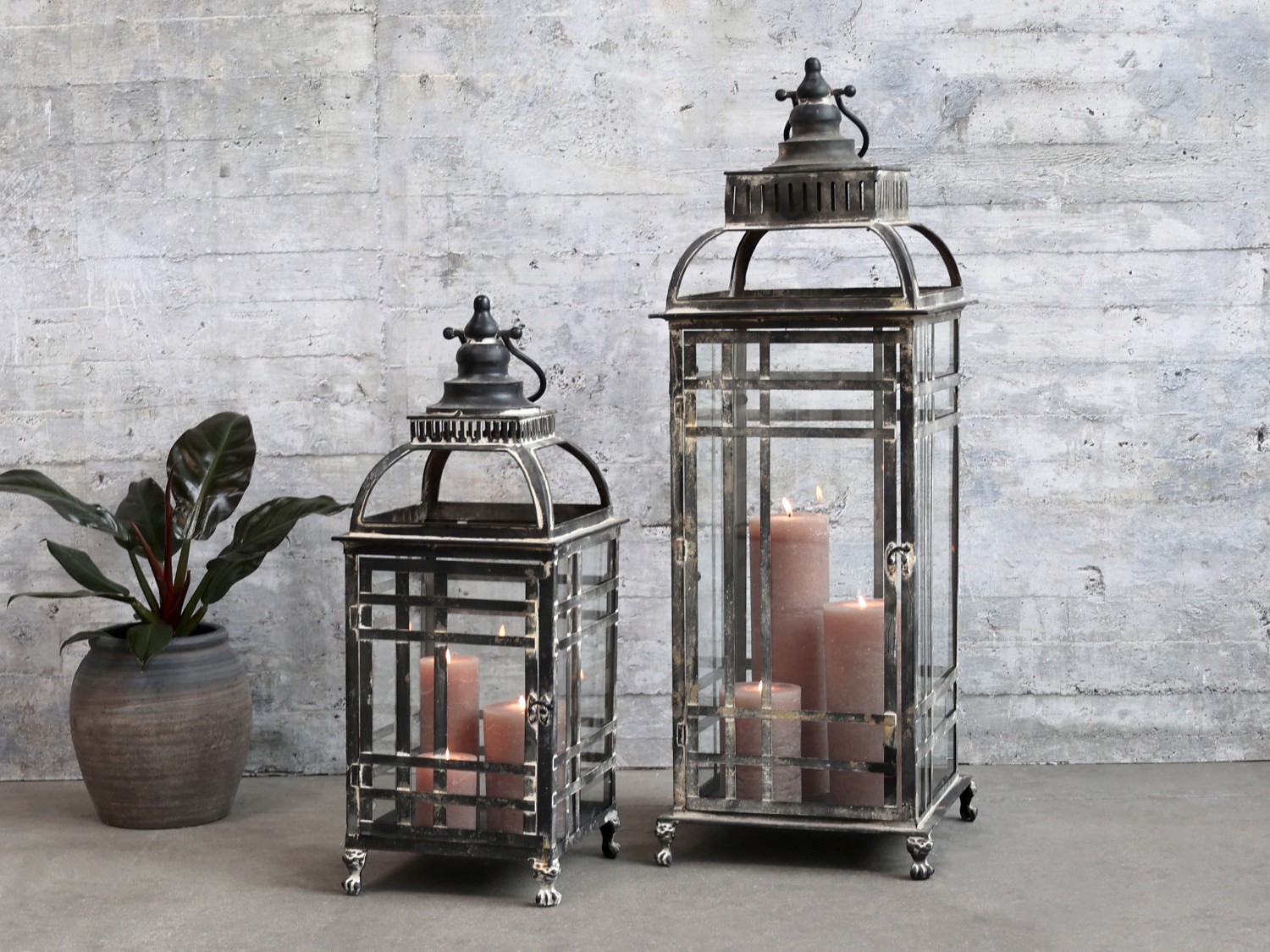 Kovový čierny patinovaný lampáš ako svietnik uzatvárateľný so sklenenou výplňou vo vintage štýle 100 cm Chic Antique 37079 - obrázok 1
